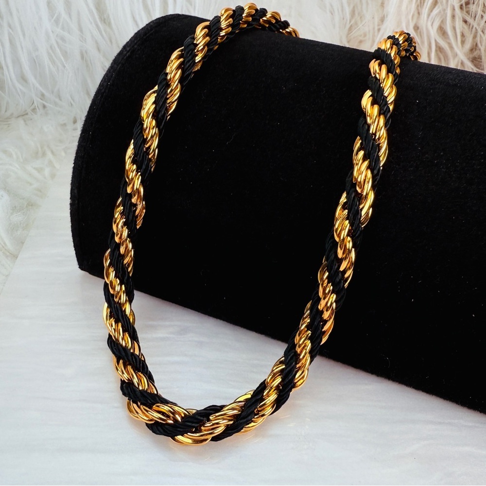 Gorgeous vintage Goldton and Black Twisted Rope Necklace - Picture 4 of 11